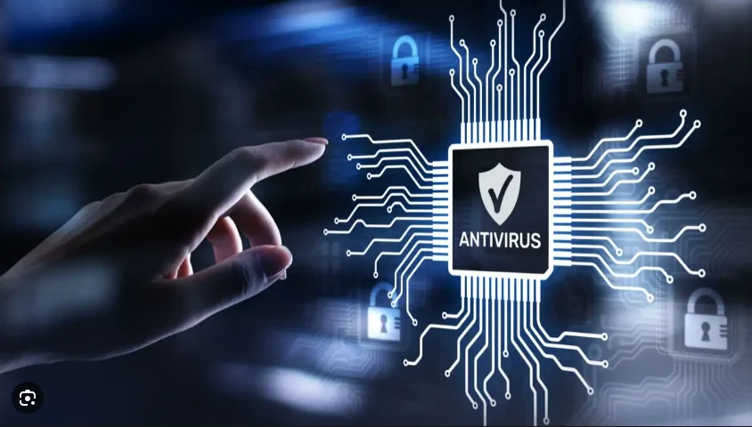 มือชี้ไปยังภาพชิปที่มีโล่และคำว่า ANTIVIRUS พร้อมสัญลักษณ์กุญแจ